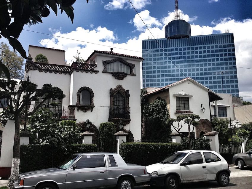 Colonial California house and World Trade Center in colonia Nápoles, Mexico City