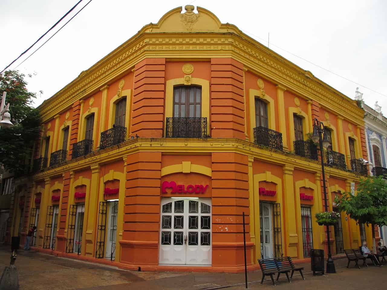 Façade of Banco de México building, Villahermosa.